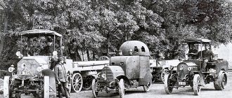 Автомобили производства австрийского филиала немецкой фирмы Daimler считаются первыми полноприводными грузовиками в мире, но на приоритет претендует только стоящий между ними полноприводный бронеавтомобиль – в отдельной не грузовой категории. 1905 г.