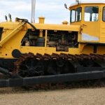 How does a bulldozer differ from a tractor - the advantages and disadvantages of each