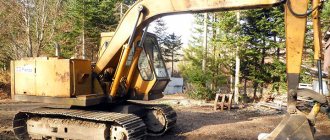 What does a front and backhoe excavator mean?