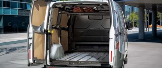 Дверь грузового отсека сзади может быть подъёмной или распашной, двустворчатой или одностворчатой
