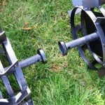 Lugs for adhesion of the walk-behind tractor to the soil