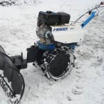 Do-it-yourself snow shovel for a walk-behind tractor