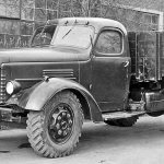 Опытный экземпляр самосвала ЗИС-585 c деревянно-металлическим кузовом, укомплектованный шинами М-15 (9,00-20). Москва, НАМИ, 1952 г.