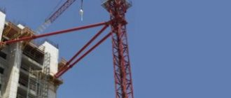 Attaching a tower crane to a building