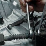 Clutch adjustment: sequence of actions depending on the situation
