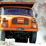 В таком ярко-оранжевом окрасе чаще всего запоминалась видевшим её впервые новая модель Tatra 148, пришедшая на смену «138-й». Украина, Днепропетровская область, 1983 г.